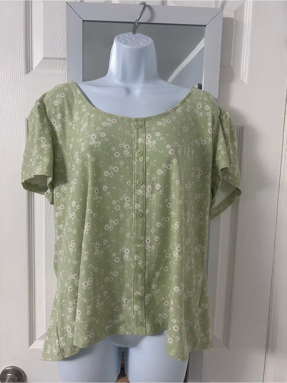 Women’s Light Green Floral Button-Front Short Sleeve Top